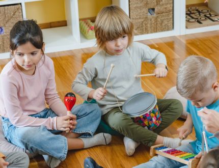 Enfants jouent de la musique