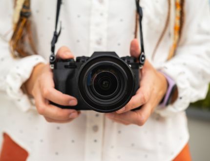 Photographe tenant un appareil photo