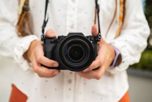 Photographe tenant un appareil photo