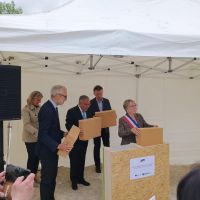 Pose du premier "ballot de laine de bois" de la future crèche "Les P'tites frimousses",