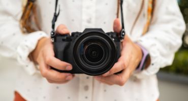 Photographe tenant un appareil photo